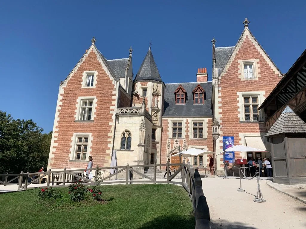 Château with red brick façades and pointed roofs