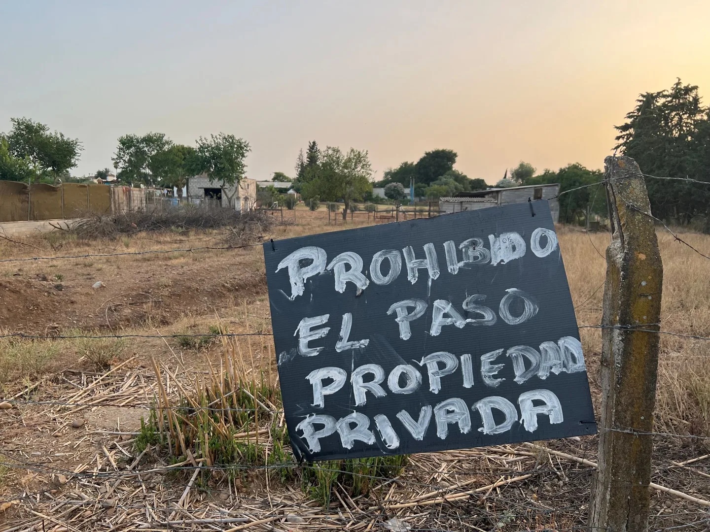 Spanish private-property sign beside a track