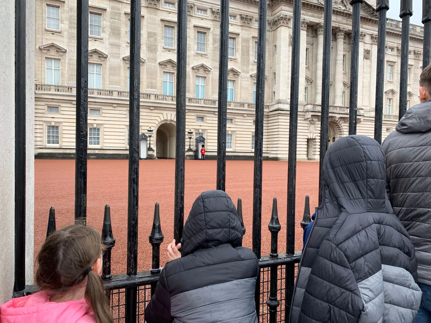 Children looking through the railings at Buckingham Palace