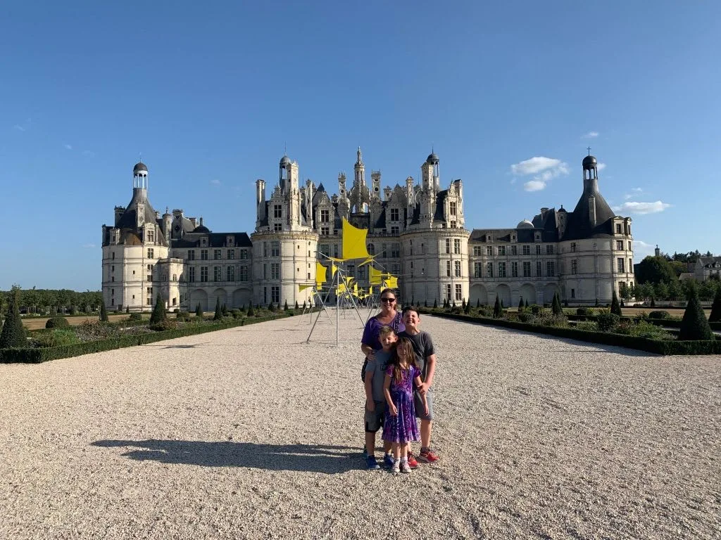 Child in front of Château de Chambord