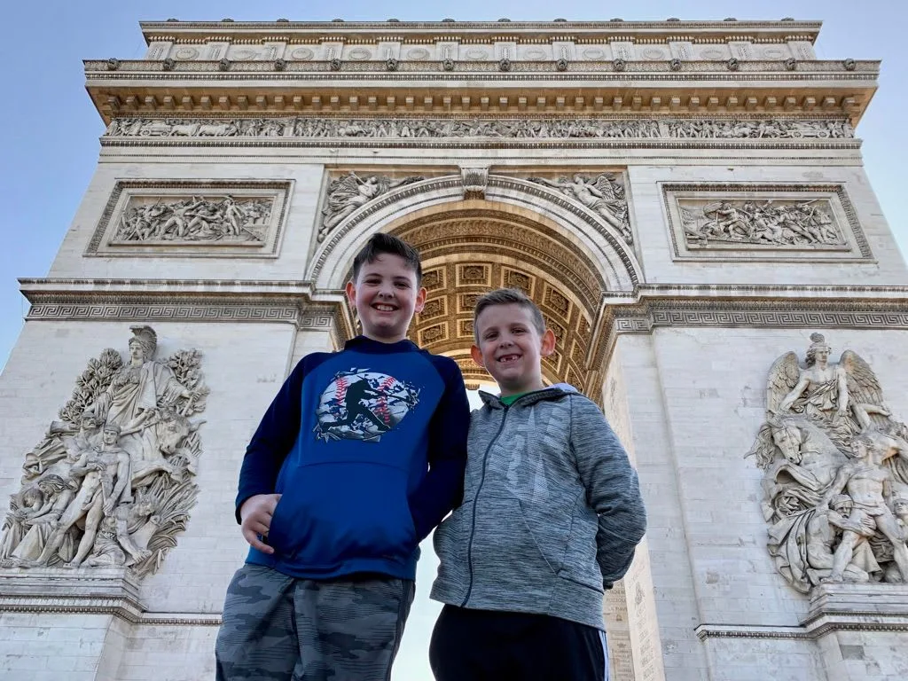 Children beneath the Arc de Triomphe