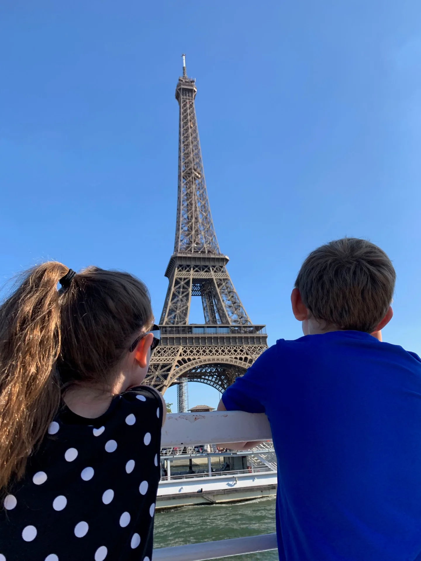 Children looking toward the Eiffel Tower