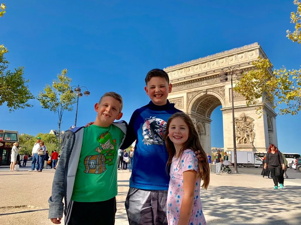 Children near the Arc de Triomphe
