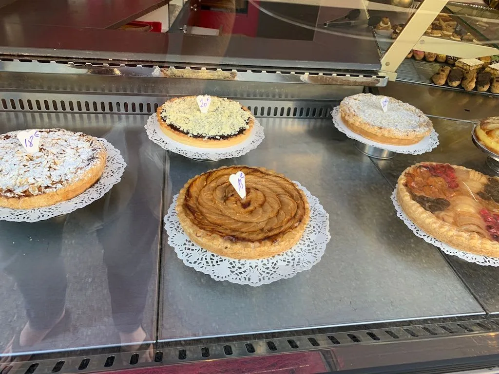 Cakes and tarts in a bakery case